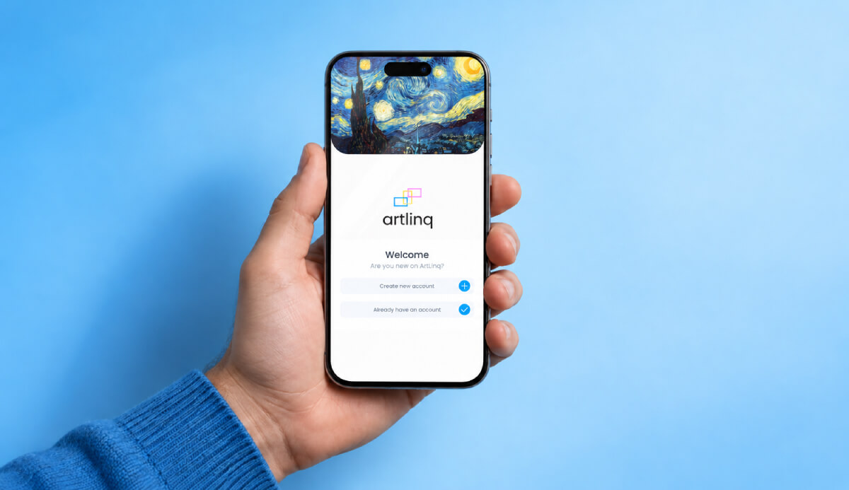 Hand holding a smartphone with the Artlinq art streaming app